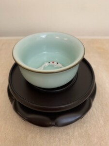 【全新特价】龙泉青瓷黄汉弟大师粉青小鱼杯,只有一个.