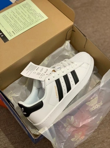 阿迪达斯贝壳头黑色黑标原相机实拍奥莱全新!