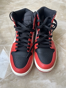 aj1高帮橘红黑白配色篮球鞋,轻微穿着痕迹,细节如图,其他细