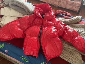 大红亮皮羽绒服