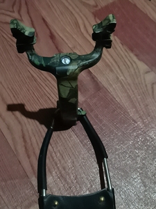 李寻欢判官弹弓,弯刀弹弓,一直没怎么玩,成品如图,有个磕碰点