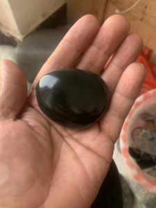 全新90克新疆和田玉沙栆青籽料原石手玩件