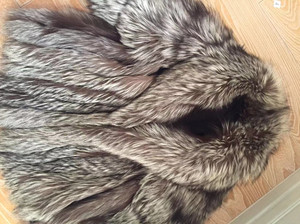 进口银狐皮草大衣外套,一共没穿几次,买时很贵,不是现在打孔的