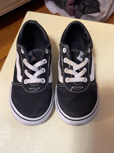 Vans童鞋，购于官网，内长15cm，穿了一个月左右，没脱胶