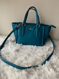 脸怪叫叔叔淘宝coach蔻驰转色小号牛皮蝙蝠包,随着光线三色,可手提