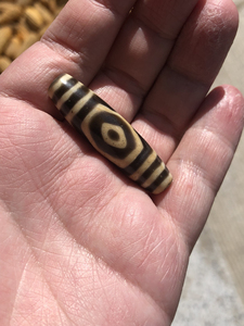 清代料器天珠正宗牙黄金刚三眼粗胖体便宜出