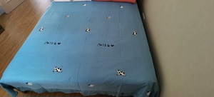 出奶牛图案床单一个，1.5和1.8床都能铺。2个枕套，用的次