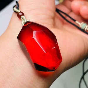 天然琥珀精美血珀吊坠,钻石切割面,火彩非常好,满色樱桃红,非