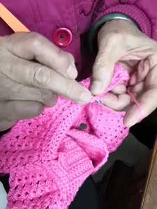 奶奶全手工钩的毛线小鞋子，适合半岁至两岁小宝宝。可以订做的。