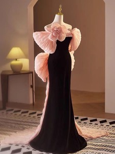 粉色福蝶结鱼尾修身裙 布料厚实 肩上的粉色和背上的粉色蝴蝶结