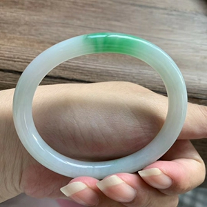 亏本出,捡漏,一条牛奶阳春白雪翡翠玉镯