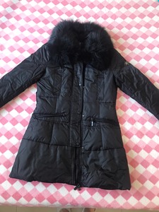艾尚雪羽绒服，毛领可卸，黑色，专柜正品，买时900多。版型正