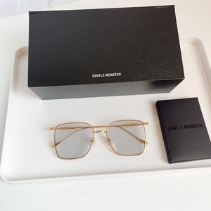 gm墨镜2021新款 75reme 为方形,金色金属材质边框.