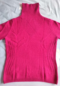 玫红色高领羊绒衫，9成新(有压痕过水后整理就可)。平铺尺寸: