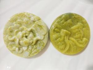 玉化菜花玉吊坠大玉牌雕件,25r一个,还有三个小点的牌子20