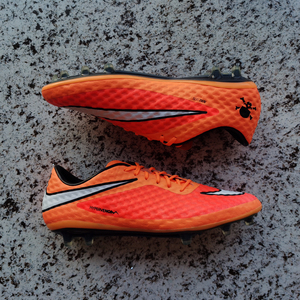 足球鞋耐克毒蜂1