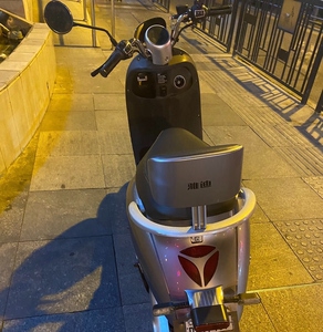 雅迪冠能m6动力版 1200瓦电机 6个电池 是石墨烯电