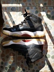 41码,aj11大魔王,非正.鞋底氧化发黄,鞋帮有几处划痕.
