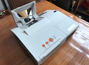 超短焦投影仪日立