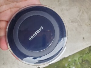 三星第一代无线充电器加数据线,注意,不带充电头,买三星s10