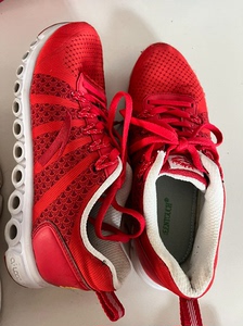 安踏女鞋子红色跑鞋运动鞋聚能量环网面运动跑步鞋减震，38码，