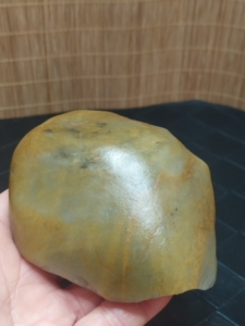 天然原石黄河支流渭河玉石,已上油保养,手玩件或雕刻都可以,全