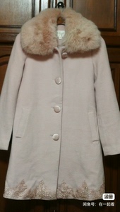 巧帛品牌，淡粉色，狐狸毛大衣，毛领特别大丰满，含羊毛76.1