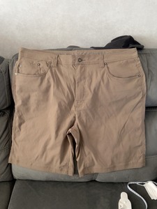 prana潮奢微弹攀岩短裤，有卡其和灰色两个颜色，保证正品保