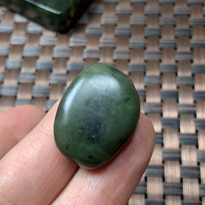 新疆玛纳斯碧玉籽料