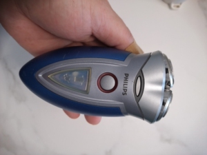 飞利浦hq6090电动剃须刀,成色好,电池特别耐用.带一个充