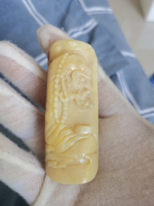 驼骨杜秋老师纯手工雕刻达摩悟道,料子玉化揉骨如玉.实物拍摄