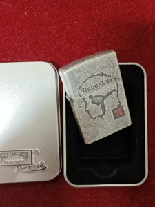 国产双枪煤油打火机,印象李小龙,机子全新未使用,些许收藏痕迹