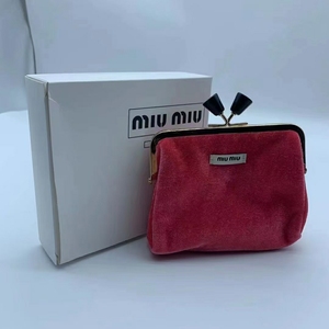 miumiu缪缪玫红色绒布卡卡扣零钱包 香水赠品