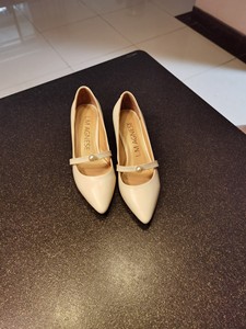 国内知名品牌简爱格妮斯女鞋，中跟粗跟，脚感舒适，米白色小尖头