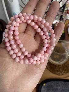 天然女王贝多圈手串,尺寸6 ,没有纹裂有虫眼,虫眼不是瑕疵是