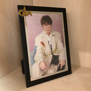 毛不易 亲笔签名照,江苏卫视跨年演唱会签,含玻璃相框,6寸框