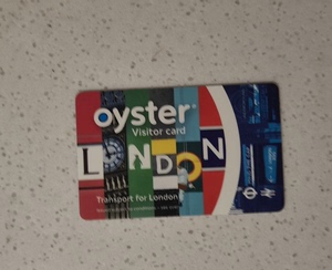 伦敦地铁公交牡蛎卡，现在还能用，但是这种卡已经绝版了，可做收