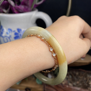 58.2鸡油黄黄底圆条翡翠手镯女