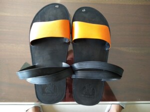 在越南买的进口纯手工胡志明轮胎男鞋,可以拖鞋凉鞋一体,码数为