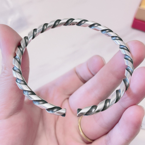 同款货源婷2552670391淘宝维罗纳纯银手镯,三个细镯,店里买的,外