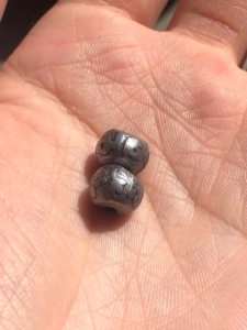 藏传老珠子 老配饰托甲天铁珠 圆珠形 高年份 标本级水滴孔