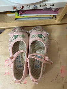 老北京绣花布鞋，孩子穿着超级舒服，码数30，8成新特价25元