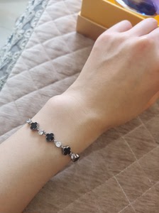全新劳拉图手链带包装,实物很精致,四叶草百搭款式.显白无滤镜