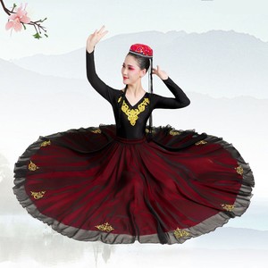 维族练习服，上衣是连体的，裙子黑色纱，里面是酒红色，上衣下衣