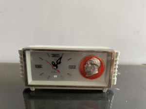 石英钟 用老式的塑料机械表壳改造的,原装毛爷爷像章.走时准确