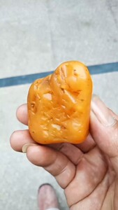 黄蜡石双面金印,老年斑磨砂冻金蜡小籽料,96克