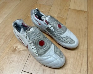 经典力量帝!全新耐克t90全袋鼠皮fg足球鞋,稀有红白灰文艺