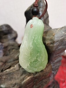 玉雕工艺美术大师刘国皓作品,和田玉白菜挂坠,醒石款,翠青颜色