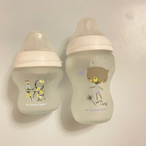 孩子王买的两个汤美星奶瓶,磨砂质感,摸起来很舒服,不会烫手