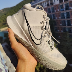 nike kyrie flytrap 4 白色/黑色/灰色